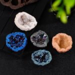 Quartz géode avec cristaux scintillants, parfait pour la décoration intérieure ou comme objet de collection scientifique.