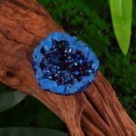 Géode d'améthyste bleue naturelle, pierre décorative pour décoration intérieure, collection minérale, objet de décoration unique.