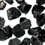 Pierre d'obsidienne noire brute, minéraux volcaniques, utilisée en décoration et en lithothérapie pour ses propriétés protectrices.