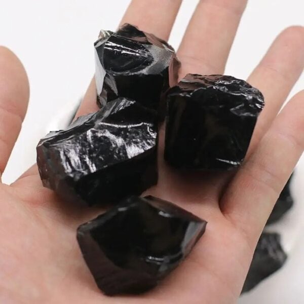 Pierre d'obsidienne noire brute, pierre naturelle aux propriétés protectrices et énergétiques, idéale pour la décoration ou la lithothérapie.