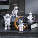 Ensemble de figurines astronautes en blanc avec une lune orange, parfaites pour la décoration scientifique ou pour les amateurs d'astronomie.