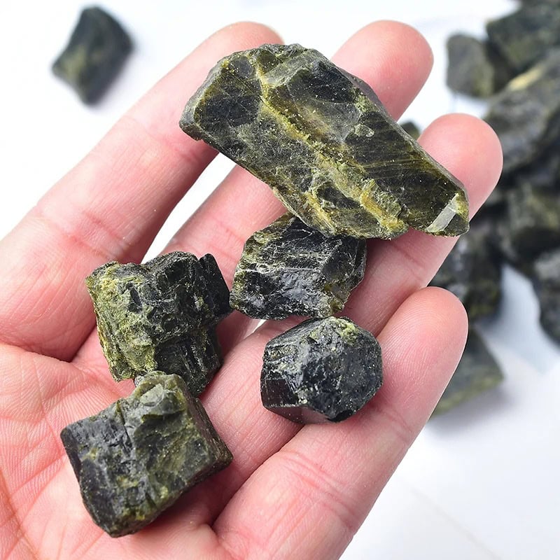 Pierre de mica verte brute naturelle, collection minérale pour décoration ou collection.