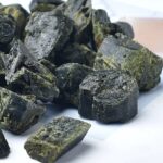 Pierre de mica verte brute, minérale naturelle pour décoration ou collection.