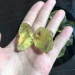 Pierre de résine jaune translucide, brute et naturelle, idéale pour la décoration ou la collection scientifique.