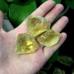 Pierre de résine jaune naturelle, brute et translucide, idéale pour la décoration et la collection de minéraux.