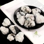 Pierre de sel noire et blanche, cristaux naturels pour décoration ou usage scientifique.