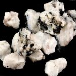Pierre de quartz avec inclusions noires, idéale pour la décoration ou la collection minérale.