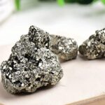 Pierres de pyrite naturelles avec surface scintillante, idéales pour décoration ou collection scientifique.