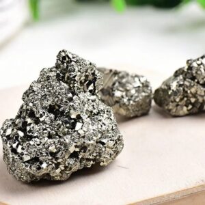 Pierres de pyrite naturelles avec surface scintillante, idéales pour décoration ou collection scientifique.