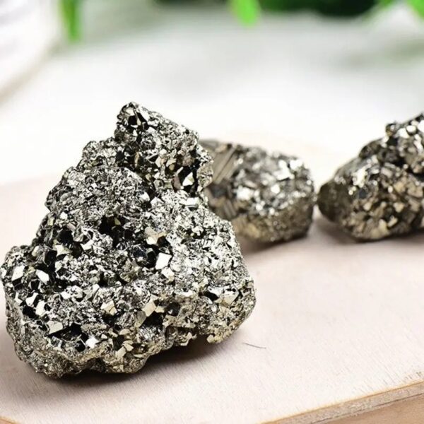 Pierres de pyrite naturelles avec surface scintillante, idéales pour décoration ou collection scientifique.
