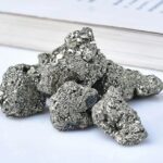 Pierre de pyrite brute avec un éclat métallique brillant, idéale pour la collection ou la décoration scientifique.