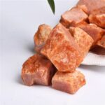 Gros plan sur des cristaux de sel rose de l'Himalaya, montrant leur texture cristalline et leur couleur distinctive. Parfaits pour la décoration ou la cuisine, ces cristaux naturels apportent une touc.