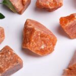 Pierre de sel de l'Himalaya brute, cristaux orange rose, utilisée pour la décoration et la cuisine.