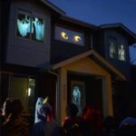 Une maison mystérieuse avec des décorations effrayantes et lumineuses pour une soirée d'Halloween.