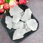 Pierres de quartz blanc brutes pour décoration et méditation.