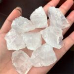 Pierre de quartz blanc brute, cristaux naturels pour décoration, collection ou usage scientifique. Idéal pour les amateurs de minéraux et de décoration intérieure.