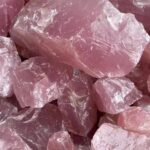 Pièce de quartz rose brute, pierre semi-précieuse aux teintes roses douces, idéale pour la décoration ou la lithothérapie.
