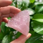 Pierre de quartz rose brute, pierre de cristal rose naturelle, pierre semi-précieuse pour la décoration et la lithothérapie.