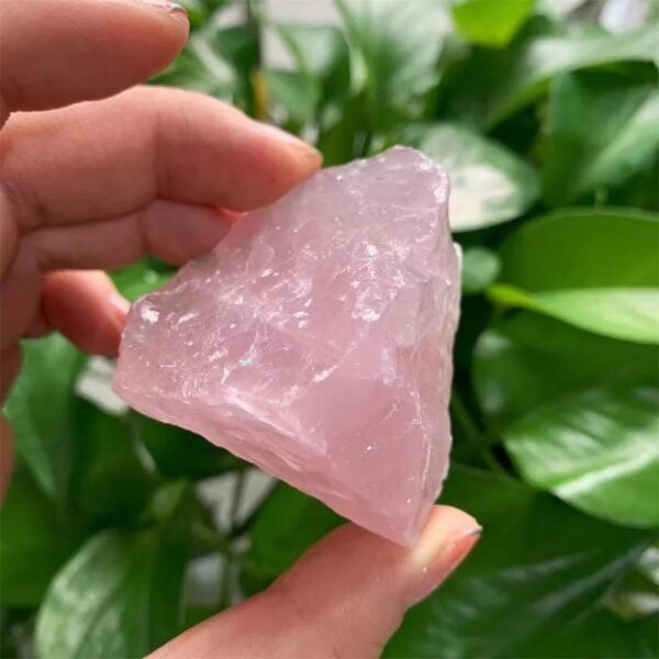 Pierre de quartz rose brute, pierre de cristal rose naturelle, pierre semi-précieuse pour la décoration et la lithothérapie.
