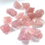 Pierres de quartz rose brutes, cristaux roses pour décoration et lithothérapie.