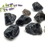 Obsidienne noire brute, pierre naturelle pour décoration ou collection scientifique.