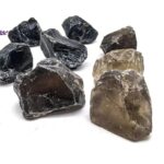Pierres naturelles brutes, idéales pour la décoration intérieure ou la collection de minéraux, avec une variété de couleurs et de textures authentiques.
