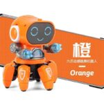 Robot éducatif orange avec visage numérique souriant, bras articulés en plastique transparent, et jambes robustes, idéal pour stimuler la curiosité scientifique.