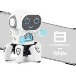 Robot éducatif blanc avec bras lumineux et écran facial souriant, conçu pour l'apprentissage et le divertissement des enfants, doté de fonctionnalités interactives et d'un design moderne.