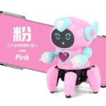 Robot éducatif rose avec cœur lumineux, design adorable et fonctionnalités interactives pour divertir et apprendre aux enfants.