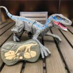 Figurine de T-Rex en plastique avec détails colorés, accompagnée d'un modèle de squelette de dinosaure en fossile, idéale pour la décoration scientifique et éducative.
