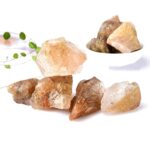 Cristaux de sel de roche variés, translucides et colorés, utilisés comme objets décoratifs ou pour la collection scientifique.