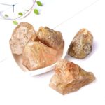 Pierres de sel brutes aux teintes chaudes, parfaites pour la décoration intérieure ou expérimentations scientifiques.