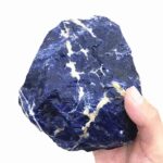 Pierre de lapis lazuli brute, pierre naturelle bleue avec veines blanches, idéale pour la décoration scientifique ou collection.