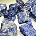 Pierres de sodalite brutes, parfaites pour la décoration intérieure ou la collection minéralogique. Chaque pierre présente des nuances bleues profondes avec des veines blanches caractéristiques.