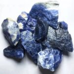 Pierre de sodalite brute naturelle, pierre décorative et minérale.