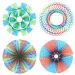 Illustration de quatre motifs géométriques colorés en spirale, utilisant des lignes fines en vert, bleu, rouge et noir, créant des formes symétriques et hypnotiques.