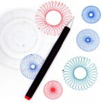 Illustration de formes géométriques colorées avec un stylo noir, représentant la créativité et la design scientifique.