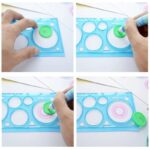 Puce de géométrie pour enfants en plastique vert sur un tableau de géométrie bleu, utilisée pour apprendre les formes et les mesures de manière ludique.