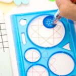 Jeu éducatif pour enfants avec formes géométriques, lignes colorées et pièces en plastique bleu, idéal pour apprendre la géométrie et la coordination.