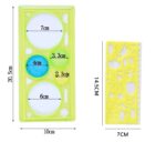Porte-monnaie en silicone jaune avec mesures intégrées pour la cuisine ou la couture, comprenant des cercles de différentes tailles et des repères précis pour faciliter la mesure.