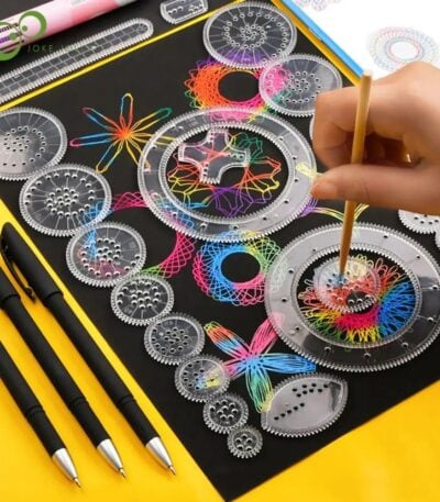 Fusées de fil de couleur multicolores avec outils de création scientifique, tels que des stylos et des cercles de tracé, sur un fond noir. Idéal pour activités éducatives et artistiques en scien.