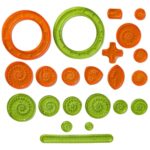 Anneaux et pièces de jeu scientifiques en plastique orange et vert.