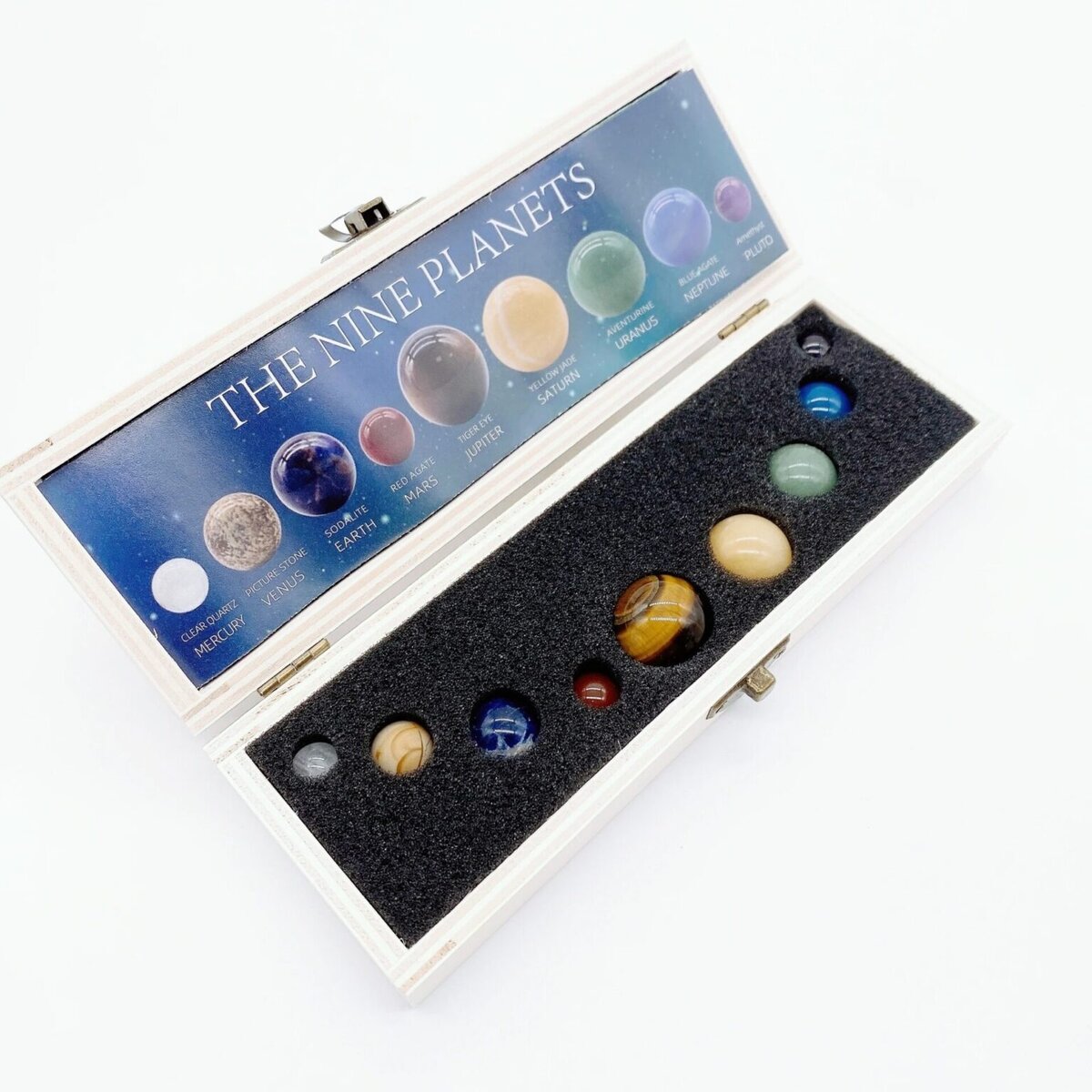 Kit éducatif avec les neuf planètes du système solaire, comprenant des sphères colorées représentant chaque planète, idéal pour l'apprentissage scientifique.