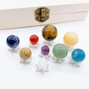 Collection de pendentifs sphériques en pierre naturelle de différentes couleurs, montés sur supports en métal argenté, parfaits pour la décoration ou la bijouterie.