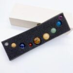 Ensemble de billes en marbre colorées, parfaites pour la décoration scientifique ou la collection. Diverses tailles et couleurs, présentées dans un support en mousse pour un rangement sécurisé.