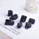 Pierres d'onyx noir polies, parfaites pour la décoration de laboratoire ou d'espace scientifique, apportant élégance et mystère à votre environnement.