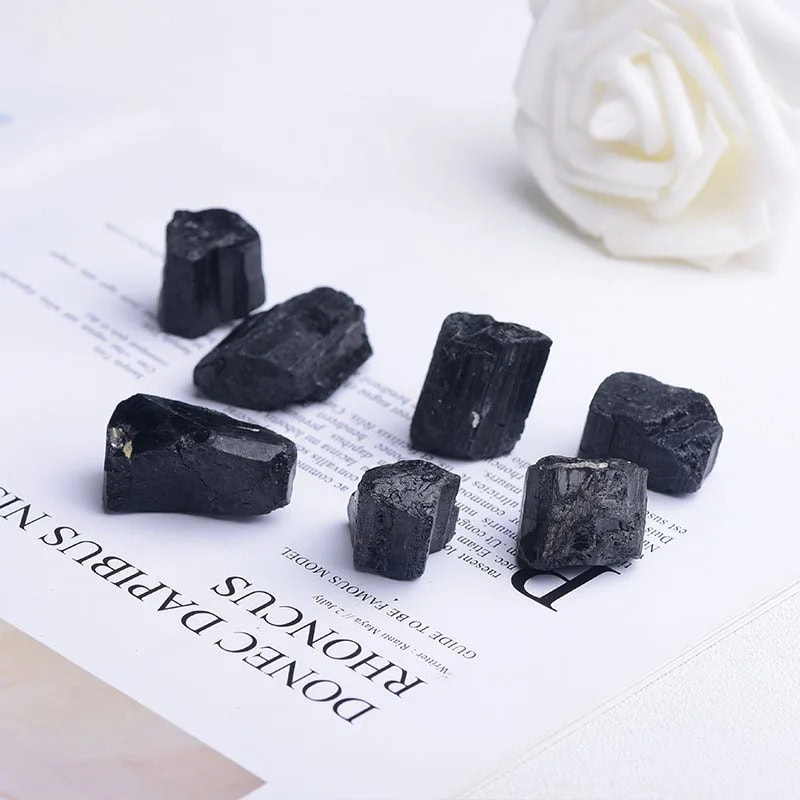 Pierres d'onyx noir polies, parfaites pour la décoration de laboratoire ou d'espace scientifique, apportant élégance et mystère à votre environnement.