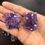 Pièce d'améthyste brute avec cristaux violets intacts, idéale pour la décoration ou la collection minéralogique.