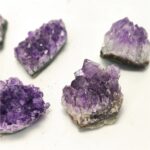 Améthystes brutes violettes, cristaux de quartz pour décoration et collection.