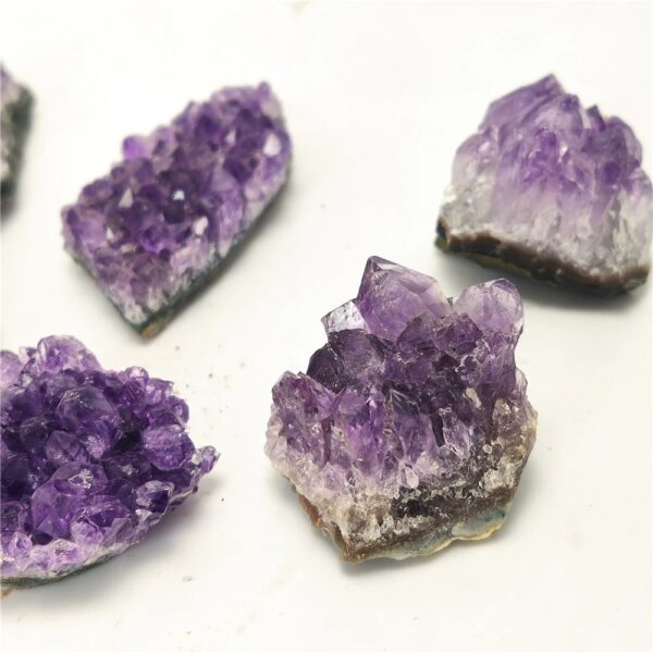 Améthystes brutes violettes, cristaux de quartz pour décoration et collection.